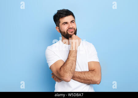 Bel homme pensif pensif qui composent un plan, idée, perplexe guy faire des choix, décision. close up portrait. studio shot.L'expression faciale Banque D'Images