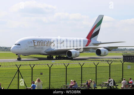 Un Airbus A380-800 Emirates à l'atterrissage à l'aéroport de Manchester Banque D'Images