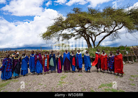 Saut Masai traditionnelle à une danse Masai Village, la Tanzanie, l'Afrique de l'Est Banque D'Images