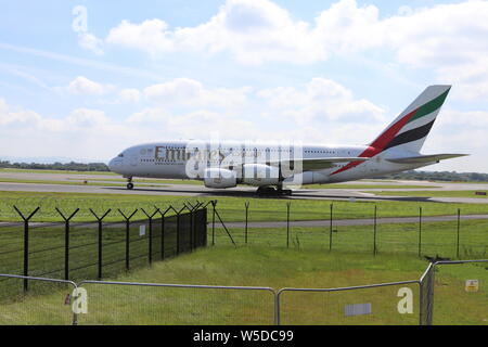 Un Airbus A380-800 Emirates à l'atterrissage à l'aéroport de Manchester Banque D'Images