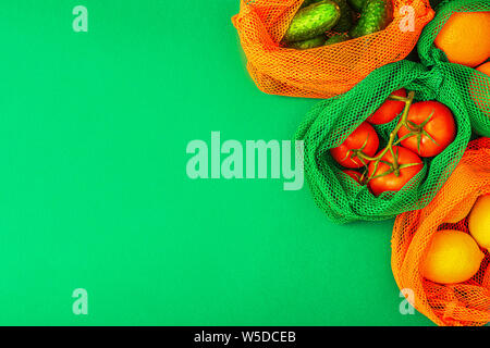 Les fruits et légumes dans des sacs textiles réutilisables, eco friendly shopping, concept zéro déchet. Banque D'Images