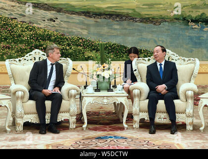 (190728) -- BEIJING, 28 juillet 2019 (Xinhua) -- Huang Kunming, membre du Bureau politique du Parti communiste chinois (PCC) Comité Central et chef du département de la publicité du Comité central du PCC, rencontre avec une délégation du Parti communiste français (PCF) conduite par le secrétaire national du PCF Fabien Roussel à Beijing, capitale de Chine, le 28 juillet 2019. (Xinhua/Rao Aimin) Banque D'Images