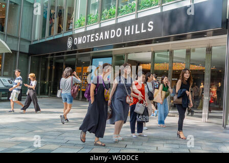 Les piétons japonais dans les rues de Omotesando hills, Tokyo, Japon, 2019 Banque D'Images