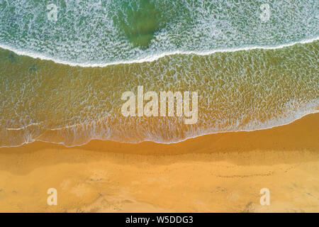 Vue aérienne des vagues de l'océan sur une plage de sable fin, l'Afrique du Sud