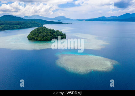 Vue aérienne des îles de Kimbe Bay, New Britain, Papouasie Nouvelle Guinée Banque D'Images