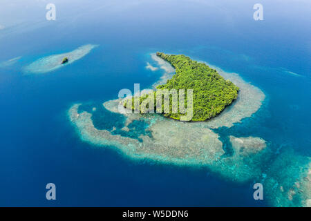 Vue aérienne des îles de Kimbe Bay, New Britain, Papouasie Nouvelle Guinée Banque D'Images