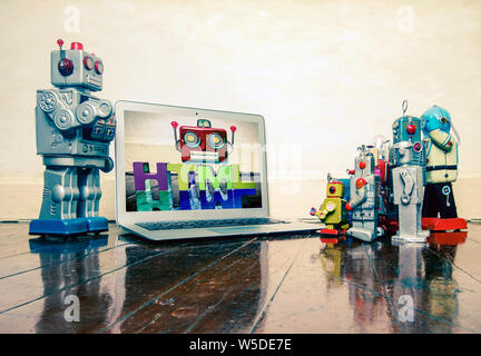 Robot d'argent à l'enseignement à propos de code HTML robot jouets pour enfants Banque D'Images