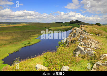 Crag Lough de mur d'Hadrien, l'UNESCO World Heritage Site, mur d'Hadrien, chemin, près de Hexham, Northumberland, Parc National de Northumberland, en Angleterre. Banque D'Images