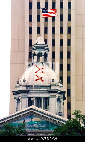 La coupole ornée de la vieille Florida State Capitol building de 1845 se détache sur la dure architecture moderne du tour de 22 étages du nouveau bâtiment de Capitol qui a été érigée à côté de la structure historique en 1977 à Tallahassee, Floride, USA. Le dôme de style néoclassique a été ajouté en 1902 à l'ancien bâtiment de Capitol, qui a été construit la même année, la Floride est devenue la 27e Nord de l'état. De nos jours, il abrite le Musée Historique de Floride Capitol. Photographie historique pris en 1978 avant d'Old Capitol restauration du bâtiment en 1982. Banque D'Images