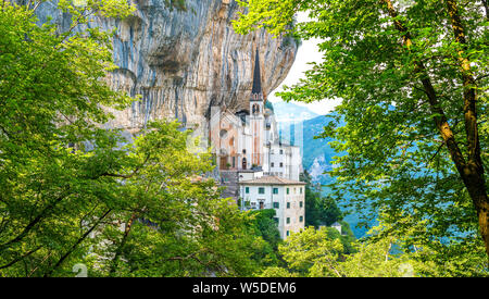 Sanctuaire de la Madonna della Corona, dans la province de Vérone, Vénétie, Italie. Banque D'Images