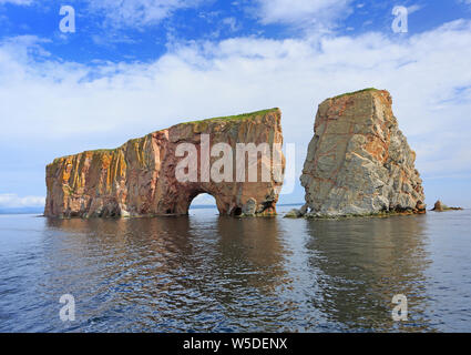 Rocher Percé vue de la mer, océan Atlantique, Québec, Canada Banque D'Images