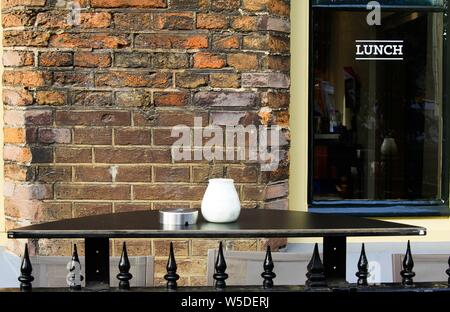 UTRECHT, Pays-Bas - le 20 octobre. 2018 : voir sur le tableau noir vide isolé avec restaurant à l'extérieur cendrier avec fenêtre et mur de brique Banque D'Images