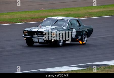 Trophée transatlantique : Qualification pour la pré '66 voitures de tourisme à Silverstone Classic Banque D'Images