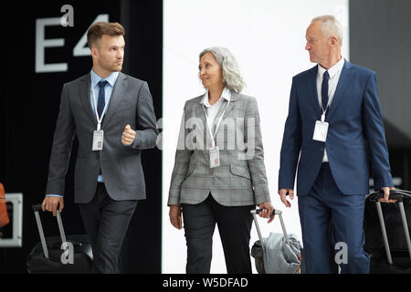 Certain beau jeune homme avec badge accompagnant les représentants internationaux à l'aéroport Banque D'Images