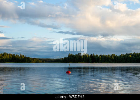 Coucher du soleil sur les rives du lac Saimaa calme dans le Parc National de Linnansaari en Finlande - 1 Banque D'Images