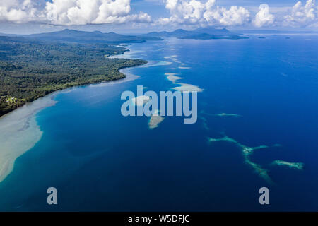 Vue aérienne des îles de Kimbe Bay, New Britain, Papouasie Nouvelle Guinée Banque D'Images