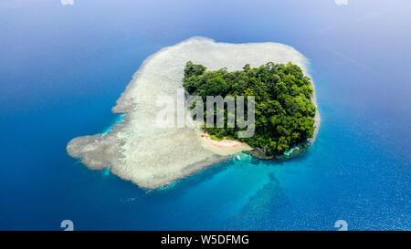 Vue aérienne de l'Île Restorf, Kimbe Bay, New Britain, Papouasie Nouvelle Guinée Banque D'Images