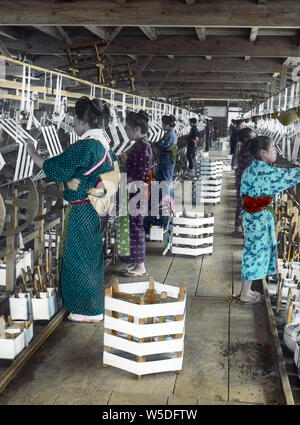 [ 1900 - Japon ] Soie Reeling In Japonais - Japonais les femmes et les filles de plein fouet à une usine de soie de soie. 20e siècle vintage lame de verre. Banque D'Images