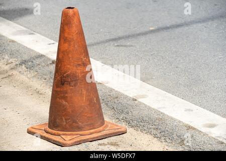 Cônes de circulation ancienne, aussi appelée pylônes, chapeau de sorcière, les cônes, les cônes de l'autoroute de la route, des cônes de sécurité, la canalisation de périphériques, ou la construction de cône Banque D'Images