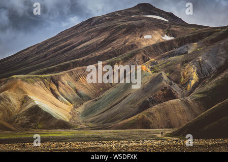 Montagnes colorées près de Landmannalaugar sur un sentier de randonnée en Islande Banque D'Images