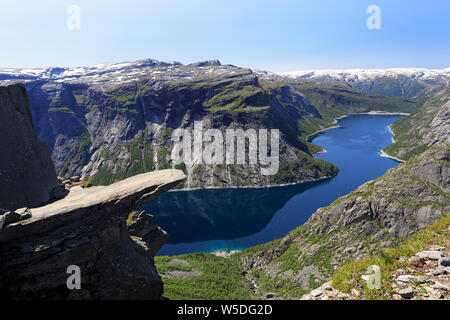 Vue panoramique de Trolltunga (le célèbre Troll's tongue destination norvégien) et dans le lac Ringedalsvatnet Roldal, Odda, Norvège Banque D'Images