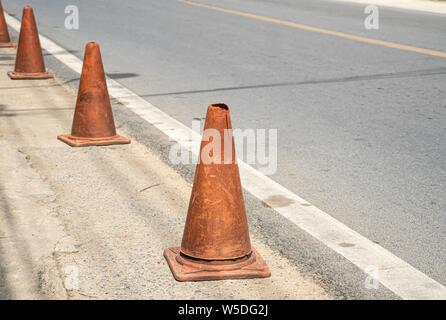 Cônes de circulation ancienne, aussi appelée pylônes, chapeau de sorcière, les cônes, les cônes de l'autoroute de la route, des cônes de sécurité, la canalisation de périphériques, ou la construction de cône Banque D'Images