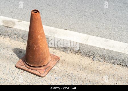 Cônes de circulation ancienne, aussi appelée pylônes, chapeau de sorcière, les cônes, les cônes de l'autoroute de la route, des cônes de sécurité, la canalisation de périphériques, ou la construction de cône Banque D'Images