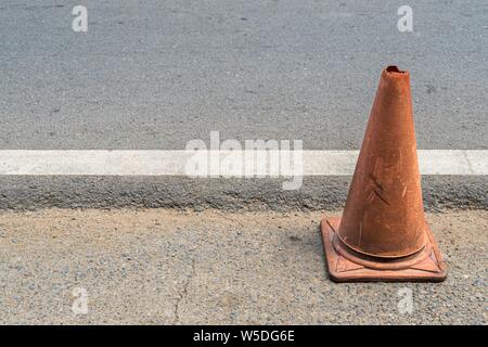 Cônes de circulation ancienne, aussi appelée pylônes, chapeau de sorcière, les cônes, les cônes de l'autoroute de la route, des cônes de sécurité, la canalisation de périphériques, ou la construction de cône Banque D'Images