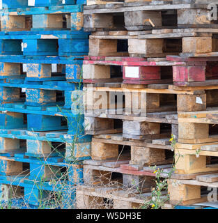 Palettes en bois ancien, d'expédition de fret. Jetée, empilés. Banque D'Images