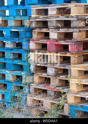 Palettes en bois ancien, d'expédition de fret. Jetée, empilés. Banque D'Images