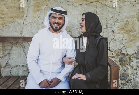 Couple heureux de passer du temps à Dubaï. L'homme et la femme portant des vêtements traditionnels pour faire du shopping dans la vieille ville Banque D'Images