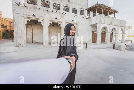 Couple heureux de passer du temps à Dubaï. L'homme et la femme portant des vêtements traditionnels pour faire du shopping dans la vieille ville Banque D'Images