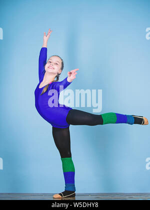 Séance de gym acrobatique de fille de l'adolescence. Le sport et la santé. Régime alimentaire de remise en forme. L'énergie. danseur de ballet. La gymnastique. Heureux l'enfant sportif. succès. L'activité de la petite enfance. Avoir un bon étirement. Le pouvoir et l'équilibre. Banque D'Images