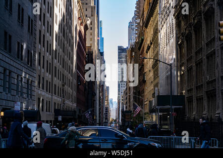 NEW YORK CITY - novembre 2018 : des foules de gens marcher sur la 3ème Avenue en face de l'heure de pointe dans le quartier East Village de Manhatta Banque D'Images