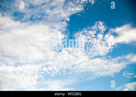 L'heure du ciel. Ciel bleu naturel composition avec les nuages. Élément de design. Banque D'Images