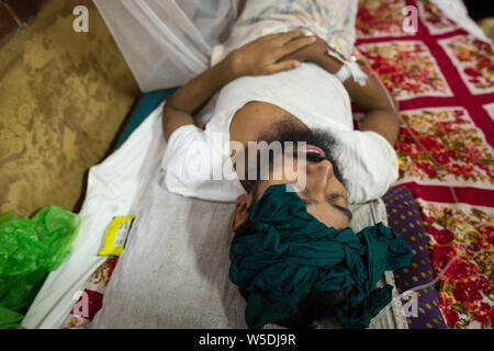 DHAKA, BANGLADESH - 28 juillet : la Dengue patient reçoit le traitement dans le 'Shaheed Suhrawardy' collègue médical hôpital de Dhaka , Bangladesh Banque D'Images