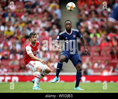 L'arsenal Hotel Papastathopoulos (à gauche) et Lyon's Moussa Dembele (à droite) en action au cours de l'Emirates Cup match à l'Emirates Stadium, Londres. Banque D'Images