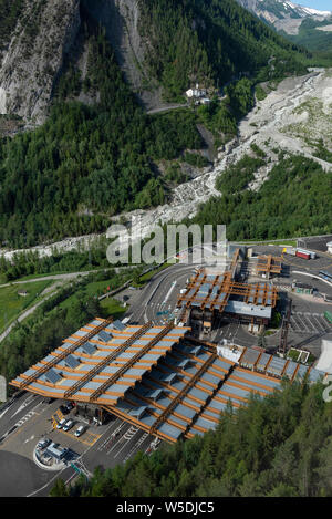 Entrée principale du tunnel du Mont Blanc côté italien. Le Tunnel du Mont-Blanc est un tunnel routier en Europe, sous le Mont Blanc dans les Alpes Banque D'Images