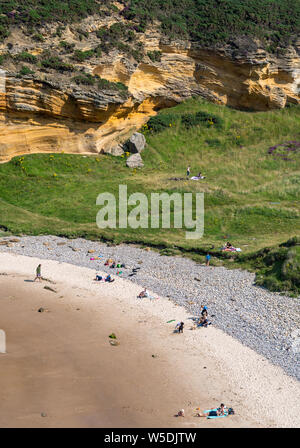Cove Bay, Hopeman, Moray, UK. 28 juillet, 2019. UK. C'est la scène le dimanche après-midi à la crique abritée Bay qui est près de Hopeman sur la côte de Moray. Credit : JASPERIMAGE/Alamy Live News Banque D'Images