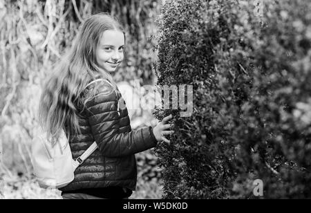 Maison de vacances de printemps. L'environnement vert. La beauté naturelle. Le bonheur de la petite enfance. bonne enfant en parc. été la nature. Petite fille passer du temps libre dans le parc. Le temps de vous détendre. Banque D'Images