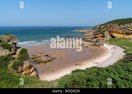 28 juillet 2019. Cove Bay, Hopeman, Moray, Ecosse, Royaume-Uni. C'est la scène le dimanche après-midi à la crique abritée Bay qui est près de Hopeman sur la côte de Moray. Crédit :- Jasperimage AlamyLive //News Banque D'Images
