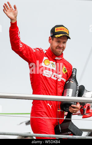 Hockenheim, Allemagne. 28 juillet, 2019. Sport : Championnat du Monde de Formule 1, Grand Prix d'Allemagne. Sebastien Vettel de Allemagne de l'équipe de la Scuderia Ferrari cheers pour sa deuxième place. Crédit : Jan Woitas/dpa-Zentralbild/dpa/Alamy Live News Banque D'Images