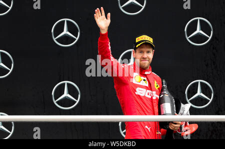 Hockenheim, Allemagne. 28 juillet, 2019. Sport : Championnat du Monde de Formule 1, Grand Prix d'Allemagne. Sebastien Vettel de Allemagne de l'équipe de la Scuderia Ferrari cheers pour sa deuxième place. Crédit : Jan Woitas/dpa-Zentralbild/dpa/Alamy Live News Banque D'Images