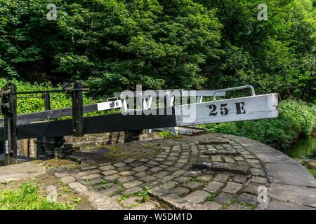 Huddersfield, à slaithwaite dans le canal étroit, Huddersfield, West Yorkshire, Royaume-Uni. Banque D'Images