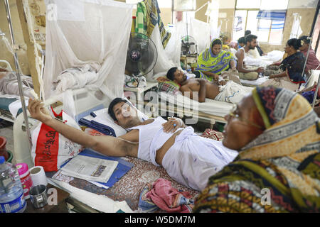 Dhaka, Bangladesh. 28 juillet 2019. Un homme souffre de la fièvre dengue recevoir un traitement médical dans le 'Shaheed Suhrawardy' collègue médical hôpital de Dhaka, Bangladesh, le 28 juillet 2019. La dengue a pris un virage sévère cette année avec un total de 10 528 personnes infectées avec la maladie transmise par les moustiques jusqu'à présent. C'est le nombre record de patients sont infectés par la maladie au cours des 18 dernières années au Bangladesh, selon les données de la Direction générale de la santé publique. Credit : ZUMA Press, Inc./Alamy Live News Banque D'Images