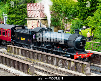 Repeinte en livrée d'origine nord-est de l'ex-chemin de fer LNER classe Q6 2238 locomotive à vapeur à Goathland station sur le North Yorkshire Moors Railway Banque D'Images