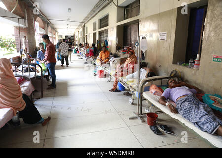 Dhaka, Bangladesh. 28 juillet 2019. Les gens du Bangladesh souffrent de fièvre dengue recevoir un traitement médical dans le 'Shaheed Suhrawardy' collègue médical hôpital de Dhaka, Bangladesh, le 28 juillet 2019. La dengue a pris un virage sévère cette année avec un total de 10 528 personnes infectées avec la maladie transmise par les moustiques jusqu'à présent. C'est le nombre record de patients sont infectés par la maladie au cours des 18 dernières années au Bangladesh, selon les données de la Direction générale de la santé publique. Credit : Suvra Kanti Das/ZUMA/Alamy Fil Live News Crédit : ZUMA Press, Inc./Alamy Live News Banque D'Images