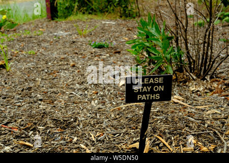 Les visiteurs du parc à dire signer veuillez rester sur les sentiers du San Francisco Botanical Garden dans le Golden Gate Park, San Francisco, Californie. Banque D'Images