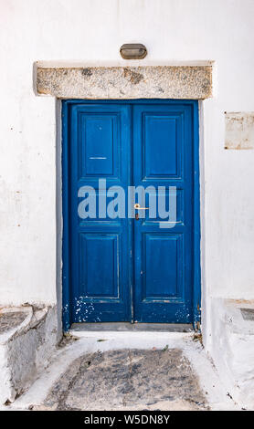 Vieille porte en bois bleu traditionnel de maison blanche à Amorgos, en Grèce. Banque D'Images