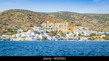 Village d'Amorgos le long du front de mer, la Grèce. Banque D'Images